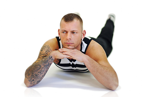 포토 JPG 해외이미지 남자 백그라운드 운동화 생각 근육 바닥 건강 한명 사람 성인 운동 귀걸이 흰색 선택 소프트포커스 자르기 문신 체육관 근육질 거짓말 고립 배려 심각 운동가 해외202004 해외포토 1 컬러 신발 컨셉 장신구 모션 촬영기법 몸매 파일형식 이미지허브