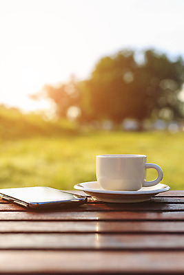 포토 JPG 해외이미지 커피 탁자 아침 모바일 실내 사람 사람없음 목재 컵 스마트폰 핸드폰 식당 헤드폰 일몰 카페 머그컵 고객 보케 카페인 해외202004 해외포토 주간 나무 식기 음료 음향기기 가구 재료 내부 전자제품 스마트기기 노을 상점 파일형식 이미지허브
