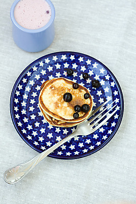 포토 JPG 해외이미지 접시 별 음식 포크 다이어트 과일 유리 건강 사람없음 컵 식탁보 아침식사 요거트 팬케이크 해외202004 해외포토 자연요소 식기 재질 유제품 케이크 식사 파일형식 이미지허브