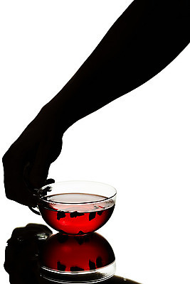 포토 JPG 해외이미지 손 디자인 실루엣 포즈 유리 건강 사람없음 반사 노란색 흰색 잡기 투명 붓기 고급 차 떨어짐 설탕 고립 해외202004 해외포토 음료 컬러 컨셉 모션 재질 촬영기법 신체부위 파일형식 이미지허브