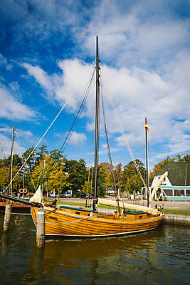 포토 JPG 해외이미지 유럽 바다 여행 휴가 독일 항해 풍경 사람없음 목재 물 보트 포트 해외202004 해외포토 자연요소 나무 나라 배_교통 재료 파일형식 이미지허브