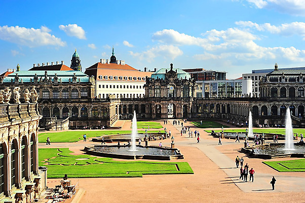 포토 JPG 해외이미지 전통 외관 유럽 문화 여행 건축양식 하늘 독일 미술 사람 잔디 사람없음 야외 건물 가로 초록색 파란색 태양 조각상 여행객 도시 역사 분수 박물관 정사각형 장면 방문 사암 타운 스카이라인 천연기념물 바로크 옛날 스타일 해외202004 해외포토 자연요소 도형 식물 건축물 건축 나라 컬러 문화예술 조형물 돌_바위 파일형식 이미지허브
