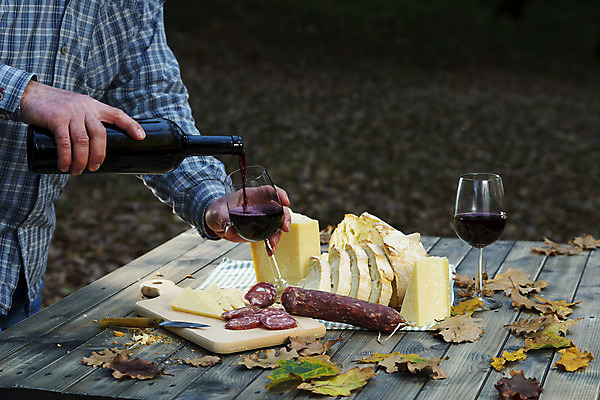 포토 JPG 해외이미지 손 음료 음식 빵 조각 백그라운드 잎 자연 유리 탁자 치즈 도마 요리 사람없음 야외 목재 저녁식사 이탈리아 수확 가을 시골 칼날 소시지 칼 숲 레드와인 지중해 먹기 냅킨 점심식사 살라미 성배 해외202004 해외포토 나무 식물 계절 유럽 바다 가구 농업 재료 모션 재질 주방용품 유제품 신체부위 와인 식사 가공식품 생태계 파일형식 이미지허브