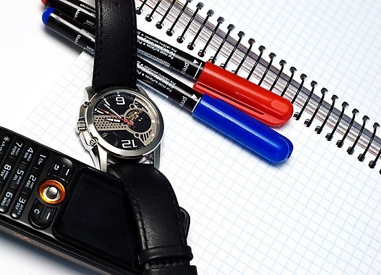 포토 JPG 해외이미지 종이 시계 비즈니스 텍스트 통신 설계 사람없음 스마트폰 펜 다이어리 사무용품 공책 공백 펼침 시간 오픈 손목시계 문서 페이지 바인더 설명서 셀룰러 해외202004 해외포토 컨셉 장신구 모션 문구용품 핸드폰 스마트기기 필기구 파일형식 이미지허브