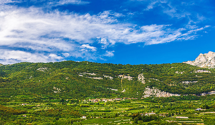 포토 JPG 해외이미지 구름 유럽 여행 백그라운드 자연 하늘 휴가 산 주택 풍경 사람없음 야외 초록색 여름 파란색 마을 맑음 놀람 이탈리아 하이킹 시골 알프스 남쪽 절정 해외202004 해외포토 자연요소 계절 감정 나라 컬러 레저 날씨 표정 건물 방향 생태계 파일형식 이미지허브