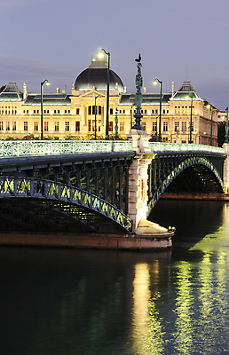 포토 JPG 해외이미지 건축양식 사람없음 건물 빛 강 도시풍경 반사 프랑스 도시 야간 장면 리옹 스타일 해외202004 해외포토 자연요소 건축물 건축 유럽 풍경 파일형식 이미지허브