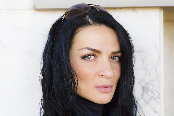 포토 JPG 해외이미지 백인 1 여자 유럽 갈색머리 한명 검은색 흰색 해외202004 해외포토 서양인 헤어스타일 나라 컬러 사람 파일형식 이미지허브