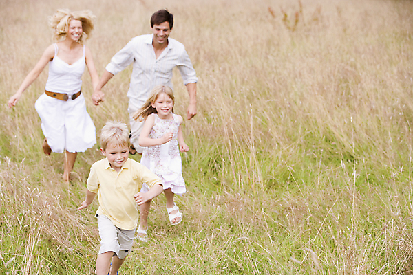 포토 JPG 해외이미지 전신 백인 계절 공원 행복 어린이 밭 가족 청소년 놀이 함께함 미소 사람 여러명 20대 야외 가로 여름 30대 달리기 산책 시골 즐거움 성인여자만 카피스페이스 해외202004 해외포토 서양인 공공시설 감정 다수 컨셉 농업 관계 모션 휴식 표정 청년 장년 공백 여자만 성인만 파일형식 이미지허브