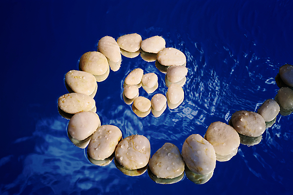 포토 JPG 해외이미지 바다 자연 나선형 사람없음 야외 물 파란색 햇빛 화목 조약돌 투명 뱀 롤 평형 해외202004 해외포토 자연요소 컬러 컨셉 무늬 파충류 태양 수영 돌_바위 생태계 파일형식 이미지허브