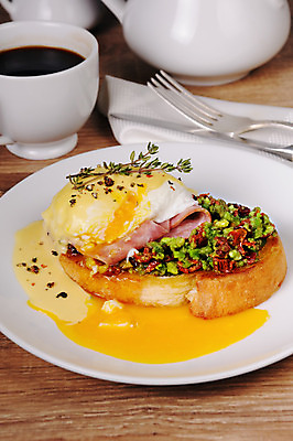 포토 JPG 해외이미지 접시 커피 포크 식탁 사람없음 계란 나이프 바게트 커피잔 허브 과카몰리 나무탁자 에그베네딕트 해외202004 해외포토 식물 식기 음료 빵 탁자 잔 샌드위치 알 소스_음식 칼 파일형식 이미지허브