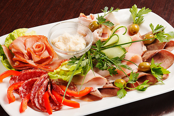 포토 JPG 해외이미지 음식 조각 채소 양파 오이 치즈 파슬리 육류 돼지고기 사람없음 빨간색 파티 이탈리아 소고기 추위 파마 소시지 상추 혀 허브 올리브 햄 서빙 베이컨 후추 점심식사 살라미 해외202004 해외포토 식물 헤어스타일 열매 유럽 컬러 식재료 유제품 이벤트 식사 입 가공식품 향신료 파일형식 이미지허브