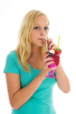 포토 JPG 해외이미지 스튜디오촬영 백인 긴머리 손 분홍색 과일 청소년 유리 딸기 아이스크림 디저트 유제품 한명 초록색 물 파란색 컬러풀 금발 냉동 마시기 잡기 닫기 달콤 맛 먹기 상쾌 밀짚 건포도 젤라또 해외202004 해외포토 자연요소 서양인 1 헤어스타일 감정 음식 컬러 컨셉 모션 재질 포도 실내 사람 신체부위 짚 건과일 파일형식 이미지허브