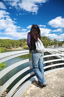 포토 JPG 해외이미지 라이프스타일 옷 여자 유럽 가방 바지 배낭 난간 한명 사람 유행 청바지 스페인 헬멧 스웨터 팔 저지 해외202004 해외포토 1 잡화 나라 상의 하의 생활 신체부위 보호장비 파일형식 이미지허브