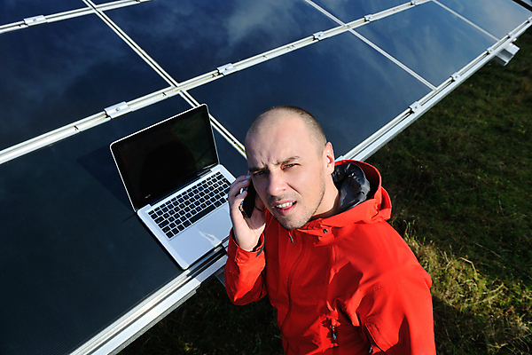 포토 JPG 해외이미지 주간 남자 한명 상반신 성인 야외 앞모습 노트북 하이앵글 태양에너지 통화 집열판 성인남자한명만 해외202004 해외포토 자연요소 1 뷰포인트 모션 사람 전자제품 그린에너지 남자한명만 성인남자만 파일형식 이미지허브