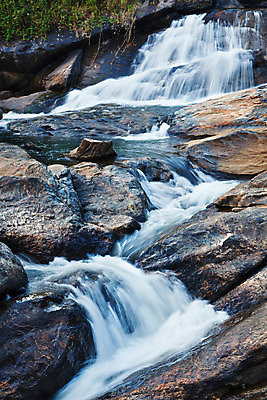 포토 JPG 해외이미지 모션 자연 산 이끼 풍경 사람없음 야외 물 파란색 계곡 봄 폭포 흐름 가을 바위 신선 개울 떨어짐 매끈함 소프트포커스 시원함 순수 속도 장노출 암초 케랄라주 스플래쉬 해외202004 해외포토 자연요소 계절 컬러 컨셉 촬영기법 강 돌_바위 감각 인도_나라 생태계 파일형식 이미지허브