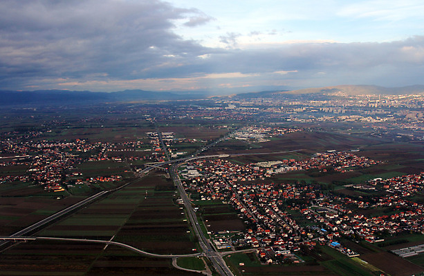 포토 JPG 해외이미지 응시 지붕 거리 주택 안테나 풍경 사람없음 야외 건물 도시 정상 고도 타운 천국 크로아티아 자그레브 수평선 해외202004 해외포토 건축물 시선 유럽 통신 파일형식 이미지허브