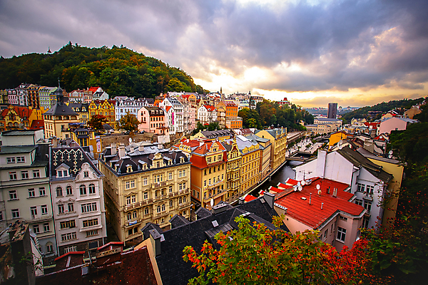 포토 JPG 해외이미지 구름 자연 하늘 지붕 산 건강 파노라마 사람없음 건물 초록색 물 보라색 일몰 저녁 언덕 그림 휴양지 체코 타운 공화국 구시가지 돌봄 옛날 수평선 해외202004 해외포토 자연요소 건축물 유럽 나라 컬러 모션 촬영기법 노을 장소 도시 밤 야간 생태계 파일형식 이미지허브