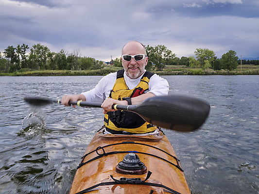 포토 JPG 해외이미지 남자 호수 스포츠 모션 건강 한명 미소 목재 물 여름 운동 수상스포츠 보트 나침반 연습 속도 카약 대머리 블러 콜로라도 합판 해외202004 해외포토 자연요소 나무 1 헤어스타일 계절 배_교통 재료 표정 사람 미국 파일형식 이미지허브