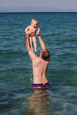 포토 JPG 해외이미지 백인 라이프스타일 남자 행복 휴가 건강 미소 두명 여름 운동 수영 게임 가르침 아빠 휴양지 헬프 해외202004 해외포토 서양인 계절 교육 감정 가족 놀이 표정 사람 생활 장소 수상스포츠 도움 파일형식 이미지허브