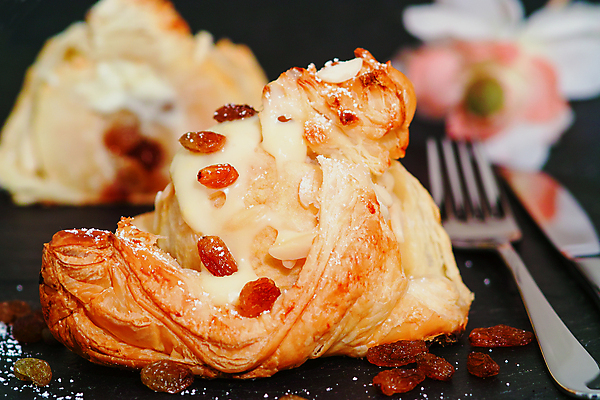 포토 JPG 해외이미지 접시 포크 디저트 사람없음 갈색 노란색 검은색 칼 사과 굽기 반죽 건포도 바닐라 슈가파우더 페스츄리 해외202004 해외포토 식기 음식 빵 컬러 과일 포도 구이 건과일 파일형식 이미지허브