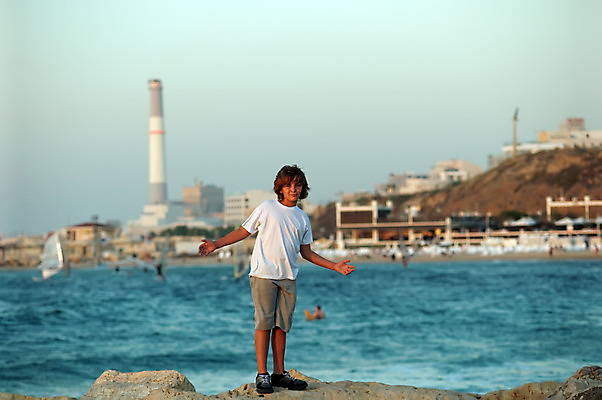포토 JPG 해외이미지 나무 백인 모델 라이프스타일 옷 계절 남자 행복 호수 어린이 바다 여행 요트 자연 하늘 항해 한명 미소 사람 소년 야외 10대 빨간색 여름 항구 흰색 고급 닫기 작음 휴양지 코 승객 포트 동쪽 이스라엘 팔레스타인 스타일 해외202004 해외포토 서양인 식물 1 감정 컬러 컨셉 배_교통 중동 교통시설 모션 청소년 표정 생활 신체부위 장소 크기 방향 생태계 서아시아 파일형식 이미지허브
