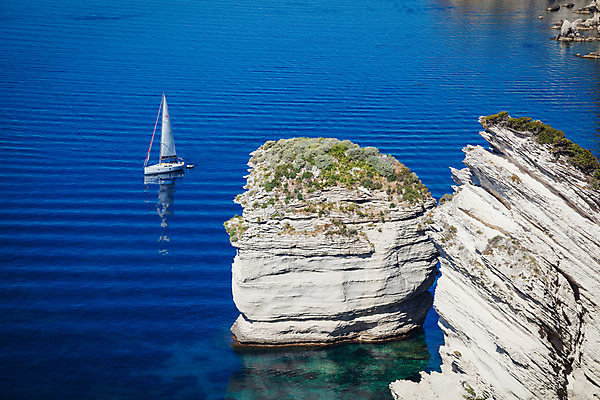 포토 JPG 해외이미지 캐릭터 유럽 모래 바다 자연 하늘 휴가 주택 풍경 사람없음 물 파란색 마을 어둠 프랑스 바위 흰색 저녁 땅 지중해 내추럴 코르시카 해외202004 해외포토 자연요소 나라 컬러 섬 건물 돌_바위 야간 생태계 파일형식 이미지허브