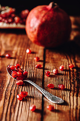 포토 JPG 해외이미지 실내 사람없음 숟가락 석류 나무탁자 해외202004 해외포토 과일 탁자 수저 내부 파일형식 이미지허브