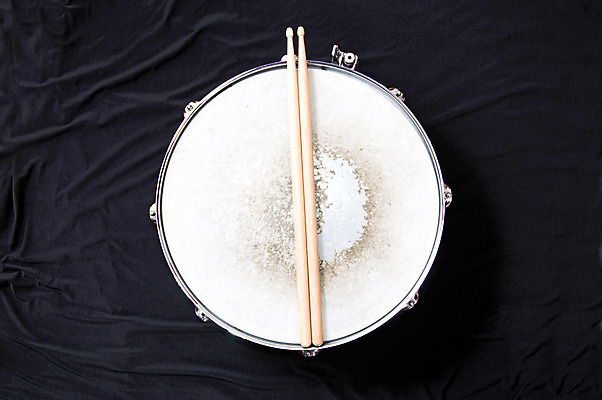 포토 JPG 해외이미지 직업 접시 디자인 음악 백그라운드 놀이 타악기 사람없음 파란색 빛 세트 금속 검은색 어둠 힘 소리 콘서트 장비 흰색 기구 악단 떨어짐 은색 묘사 오브젝트 속도 드럼 롤 고립 드러머 드럼스틱 리듬 뮤지컬 베이스 해외202004 해외포토 식기 악기 컬러 컨셉 재질 현악기 문화예술 공연 파일형식 이미지허브