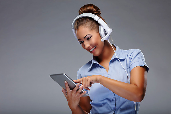 포토 JPG 해외이미지 행복 비즈니스 성공 한명 가로 태블릿 헤드폰 터치 작업 비즈니스우먼 센터 고객 마이크 서비스 경영자 텔레마케팅 부름 운영자 카피스페이스 해외202004 해외포토 1 여자 감정 음향기기 컨셉 모션 사람 전자제품 스마트기기 공백 직장인 서비스업 리더 파일형식 이미지허브