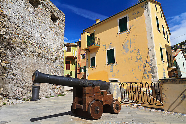포토 JPG 해외이미지 전통 외관 유럽 바다 여행 건축양식 하늘 거리 주택 풍경 사람없음 건물 파란색 컬러풀 마을 탑 이탈리아 총 도시 중세 역사 지중해 타운 대포 옛날 해외202004 해외포토 건축물 건축 나라 무기 컬러 파일형식 이미지허브