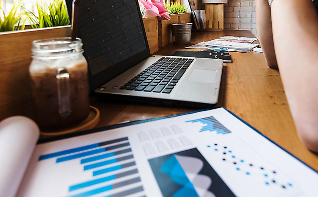 포토 JPG 해외이미지 직업 라이프스타일 종이 커피 음료 인터넷 비즈니스 탁자 아침 설계 직장 설명 사람 사람없음 그래픽 컵 금융 노트북 컴퓨터 사무실 알약 갈색 상점 디지털 공책 공백 카페 정보 수확 잡기 업무 아침식사 계획 책상 분석 문서 상업 바쁨 에스프레소 온라인 라떼 세미나 소셜 해외202004 해외포토 주간 식기 컬러 가구 컨셉 농업 회사 모션 문구용품 생활 경제 전자제품 약 식사 작업 파일형식 이미지허브