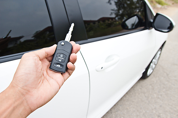 포토 JPG 해외이미지 백인 라이프스타일 손 행복 도로 여행 컨셉 자동차 성공 열쇠 새로움 거리 미소 사람 앉기 동양인 성인 사람없음 야외 여름 세일 운전 흰색 잡기 오픈 운전사 구매 서비스 보여주기 주인 대여 면허증 무료 자동 해외202004 해외포토 서양인 직업 계절 감정 길 육상교통 컬러 교통시설 모션 표정 인종 생활 신체부위 쇼핑 면허 증명서 파일형식 이미지허브