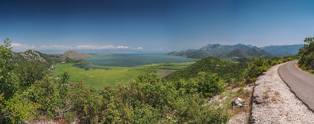 포토 JPG 해외이미지 나무 식물 공원 유럽 호수 여행 잎 곡선 자연 표면 휴가 휴식 산 파노라마 숙이기 풍경 사람없음 초록색 물 여름 파란색 강 벚꽃 보트 정상 숲 언덕 좁은 지역 몬테네그로 발칸반도 전국 해외202004 해외포토 자연요소 계절 공공시설 꽃 나라 선 컬러 포즈 컨셉 배_교통 촬영기법 생태계 파일형식 이미지허브
