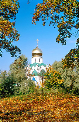 포토 JPG 해외이미지 나무 전통 계절 유럽 종교 문화 십자가 잎 건축양식 창문 자연 하늘 날씨 풍경 사람없음 건물 빨간색 파란색 성당 교회 평화 맑음 가을 흰색 역사 황금 성자 그림 러시아 러시아인 순례 신앙심 해외202004 해외포토 서양인 식물 건축물 건축 나라 컬러 컨셉 종교건축 생태계 파일형식 이미지허브