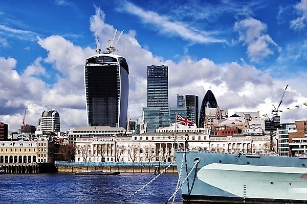 포토 JPG 해외이미지 무기 건축양식 유리 잉글랜드 사람없음 물 강 평화 탑 고층빌딩 회색 총 깃발 도시 보트 수비 큼 심볼 런던 서식 군용 전쟁 함선 군함 순찰 옛날 왕국 템스강 해외202004 해외포토 자연요소 건축물 건축 컬러 컨셉 배_교통 모션 재질 영국 군대 빌딩 크기 해군 파일형식 이미지허브