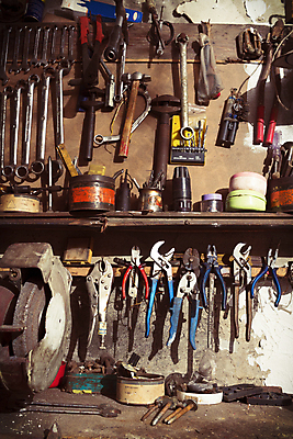 포토 JPG 해외이미지 탁자 기술 실내 집게 사람없음 목재 세로 갈색 어둠 장비 골동품 공구 스패너 작업실 작업장 역사 망치 향수 과거 작업도구 펜치 구식 송곳 옛날 작업대 해외202004 해외포토 나무 산업 컬러 가구 컨셉 재료 내부 화장품 도구 파일형식 이미지허브