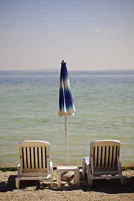 포토 JPG 해외이미지 유럽 호수 모래 파도 바다 여행 의자 우산 자연 하늘 날씨 휴가 휴식 풍경 사람없음 야외 물 여름 파란색 태양 평화 환경 침묵 이탈리아 만 닫기 휴양지 선베드 장면 해외202004 해외포토 자연요소 계절 나라 컬러 가구 컨셉 모션 소리 장소 생태계 파일형식 이미지허브