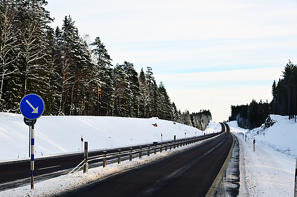 포토 JPG 해외이미지 도로 길 겨울 자동차 하늘 표면 화살 스웨덴 사람없음 파란색 흰색 센터 보행로 중앙 숲 방향 도로표지판 철사 봉 일반 방법 삼림지대 스칸디나비아 철책 해외202004 해외포토 계절 육상교통 컬러 교통시설 북유럽 표지판 파일형식 이미지허브