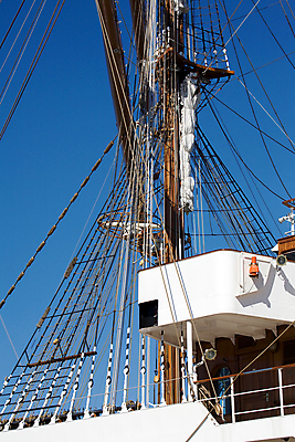 포토 JPG 해외이미지 유럽 밧줄 파도 바다 여행 요트 하늘 휴가 항해 핀란드 그림자 사람없음 야외 목재 물 파란색 항구 침묵 만 보트 역사 큼 크루즈 복고 함선 해적 돛대 스칸디나비아 옛날 해외202004 해외포토 자연요소 나무 나라 줄 컬러 배_교통 재료 교통시설 북유럽 소리 크기 도둑 파일형식 이미지허브