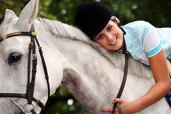 포토 JPG 해외이미지 여자 관계 포옹 사랑 한명 풍경 야외 10대 장비 회색 흰색 시골 승마 승차 자르기 조랑말 기어 해킹 굴레 라이더 해외202004 해외포토 1 감정 스포츠 컬러 안기 모션 청소년 사람 말_동물 파일형식 이미지허브