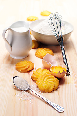 포토 JPG 해외이미지 그릇 주전자 사람없음 쿠키 계란 숟가락 우유 설탕 준비 밀가루 제빵 거품기 나무배경 해외202004 해외포토 식기 백그라운드 주방용품 디저트 유제품 수저 제과제빵 알 가루 파일형식 이미지허브