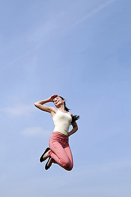 포토 JPG 해외이미지 전신 라이프스타일 손 응시 여자 행복 포즈 장난 모션 하늘 성공 건강 한명 웃음 야외 세로 파란색 점프 힘 활발 기쁨 에너지 자유 관찰 역동적 파란배경 이마 튕기기 필승 성인여자만 카피스페이스 해외202004 해외포토 1 시선 감정 컬러 백그라운드 컨셉 표정 사람 생활 신체부위 공백 우승 여자만 성인만 파일형식 이미지허브