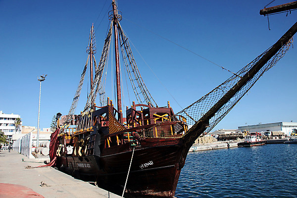 포토 JPG 해외이미지 바다 요트 아프리카 하늘 휴가 항해 사람없음 물 파란색 햇빛 평화 항구 침묵 도시 보트 속도 조용 해적 포트 남쪽 튀니지 해외202004 해외포토 자연요소 나라 컬러 컨셉 배_교통 교통시설 태양 소리 도둑 방향 파일형식 이미지허브