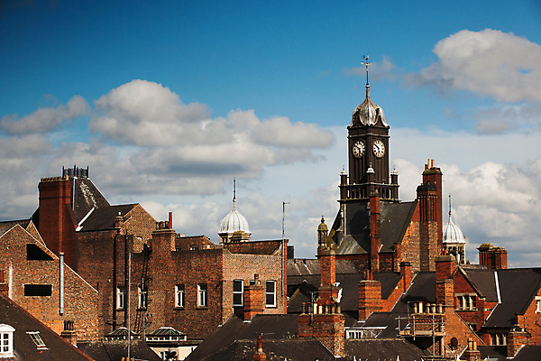 포토 JPG 해외이미지 구름 영어 유럽 기독교 종교 벽 여행 백그라운드 건축양식 창문 하늘 휴가 영국 잉글랜드 사람없음 야외 건물 세로 파란색 햇빛 반사 성당 교회 여행객 탑 골동품 바위 도시 화려 중세 역사 정상 큼 요크셔테리어 장면 타운 스카이라인 고딕 숭배 옛날 스타일 해외202004 해외포토 자연요소 문자 건축물 건축 나라 컬러 컨셉 종교건축 사람 태양 돌_바위 크기 테리어 파일형식 이미지허브