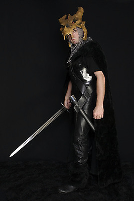 포토 JPG 해외이미지 남자 털 한명 검은색 어둠 할로윈 용 칼 헬멧 망토 가죽 갑옷 고딕 해외202004 해외포토 1 컬러 사람 보호장비 파일형식 이미지허브