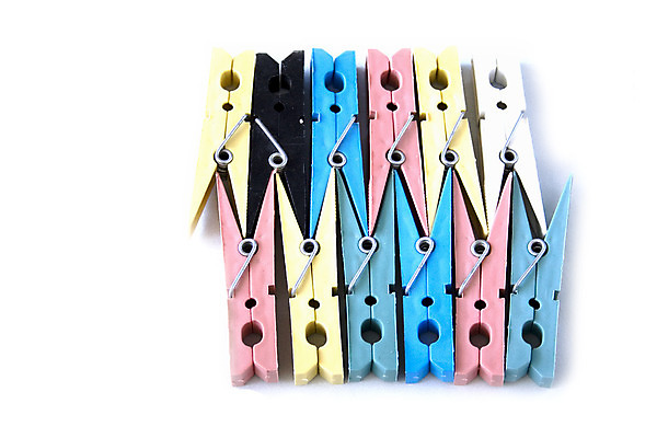 포토 JPG 해외이미지 옷 선 백그라운드 가사 가정 주택 건조 사람없음 컬러풀 흰색 씻기 빨래 빨랫줄 드라이어 오브젝트 클립 빨래집게 고립 해외202004 해외포토 줄 컬러 집게 건물 청결 미용용품 파일형식 이미지허브