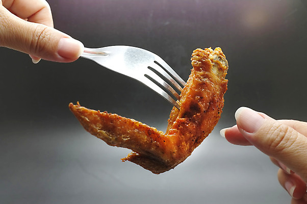 포토 JPG 해외이미지 접시 손 음식 조각 백그라운드 포크 날개 다이어트 손가락 건강 육류 요리 사람없음 갈색 식당 식사 치킨 튀김 신선 뜨거움 맛 그릴 폐기물 굽기 먹기 향신료 속도 매움 칼로리 무침 남쪽 깊이 드럼스틱 빵가루 해외202004 해외포토 식기 컬러 컨셉 식재료 모션 주방용품 신체부위 상점 쓰레기 구이 방향 닭고기요리 향미료 파일형식 이미지허브