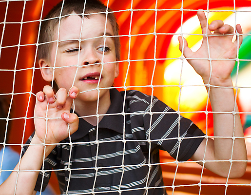 포토 JPG 해외이미지 백인 1 라이프스타일 응시 감정 얼굴 어린이 남학생 놀이 한명 안전 사람 소년 빨간색 여름 청춘 유치원 기쁨 게임 자녀 표현 그물 놀이터 해외202004 해외포토 서양인 학생 시선 계절 교육 남자 컬러 컨셉 생활 신체부위 파일형식 이미지허브