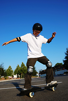 포토 JPG 해외이미지 공원 남자 도로 어린이 스포츠 포즈 장난 모션 하늘 한명 사람 소년 취미 야외 10대 파란색 운동 점프 봄 스케이트 게임 청바지 스케이트보드 바퀴 위험 당구 속도 스케이터 해외202004 해외포토 1 계절 공공시설 길 스포츠용품 컬러 컨셉 바지 교통시설 청소년 놀이 운동선수 건강 구기 보드_스포츠 파일형식 이미지허브