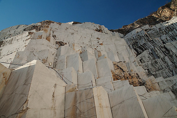포토 JPG 해외이미지 산업 교통시설 모션 사람없음 힘 이탈리아 블록 바위 흰색 업무 오픈 불도저 발굴 알프스 대리석 무거움 땅파기 채석 추출 토스카나 해외202004 해외포토 유럽 컬러 교통 재료 돌_바위 작업 중장비 무게 시설 파일형식 이미지허브